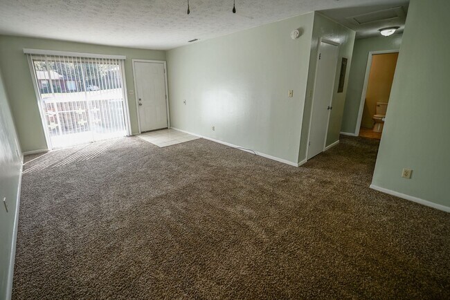 Building Photo - 2/2 Townhome off Hartsfield Rd. (with bonus room that can be used as 3rd bedroom)