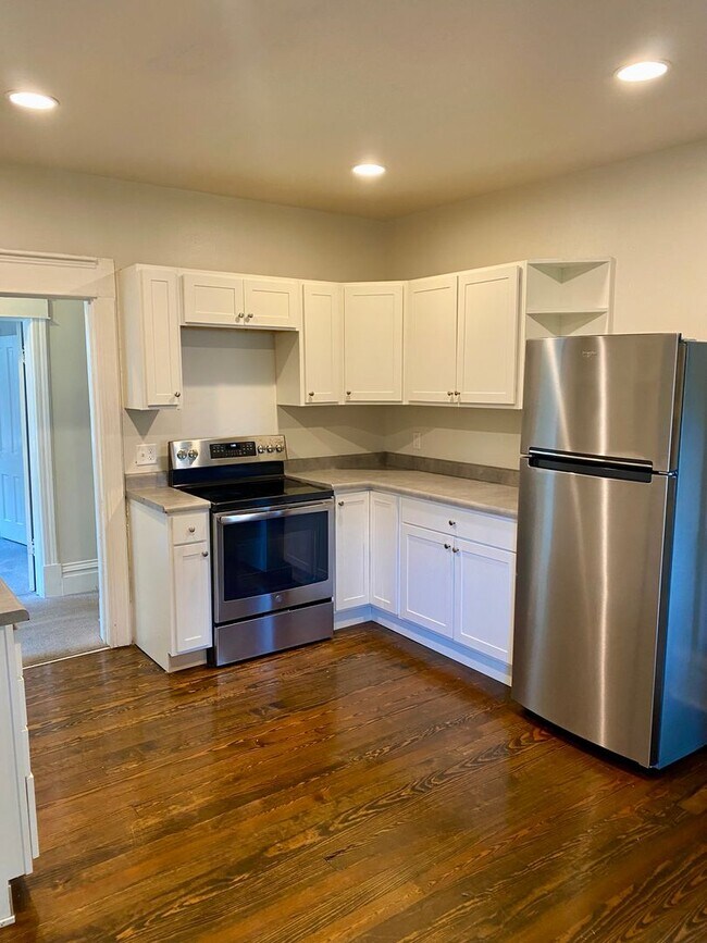 Building Photo - Spacious 4 bedroom Historic House - Available for Fall 2026-2027!