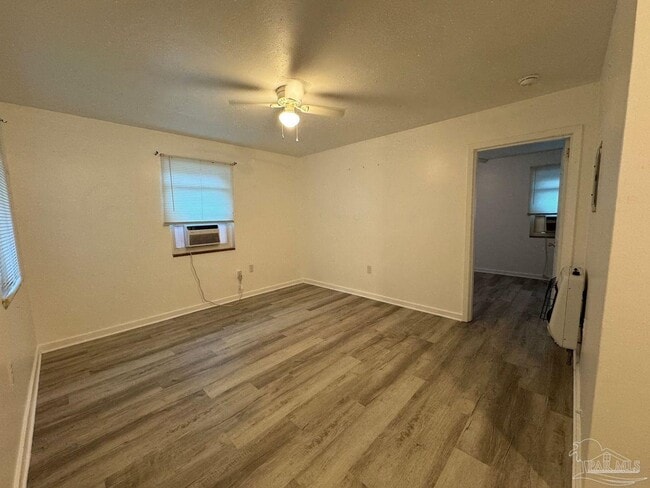 Building Photo - 205 Holmes Dr