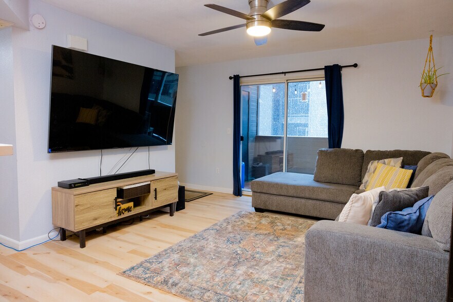 Living room - 1385 W University Ave