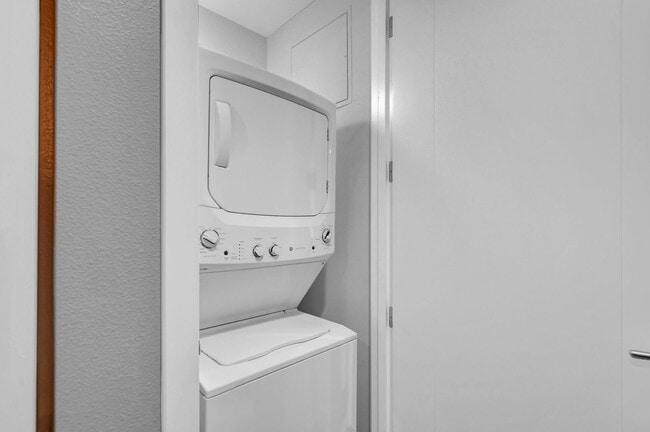 Building Photo - Fully Furnished 2 Bedroom 2 Bath High Rise with Strip Views