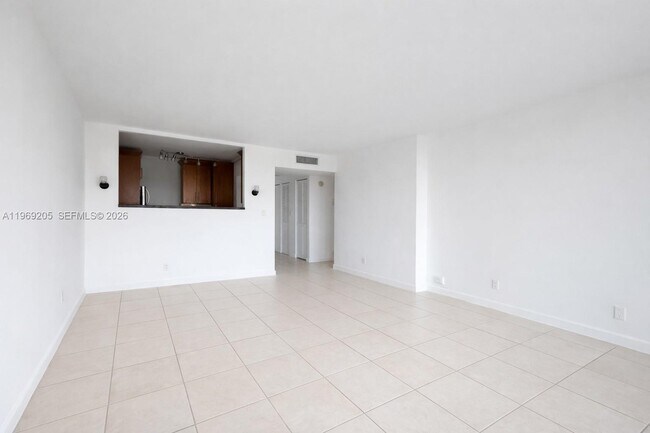 Building Photo - 100 Bayview Dr