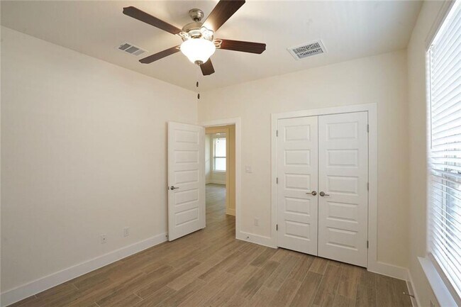 Building Photo - 648 Parkline Dr