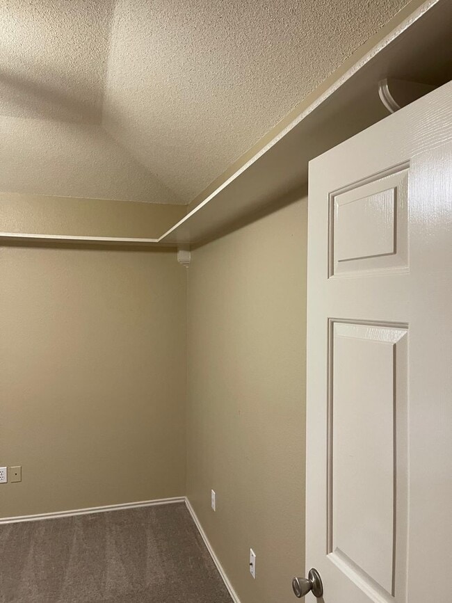 Building Photo - Spacious Duplex