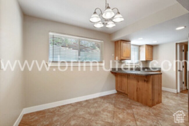 Building Photo - 2572 E Canterbury Ln