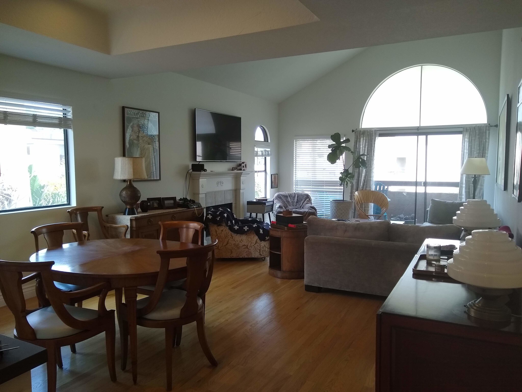 living room with vaulted high ceiling - 14572 Dickens St