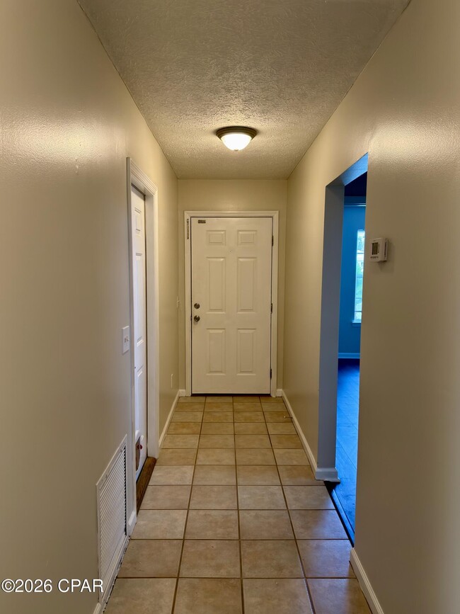 Building Photo - 425 Dolphin Dr