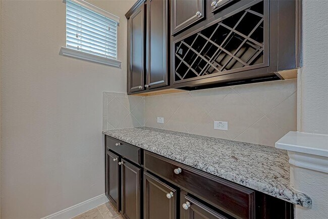 Building Photo - 25719 Oakwood Knoll Dr