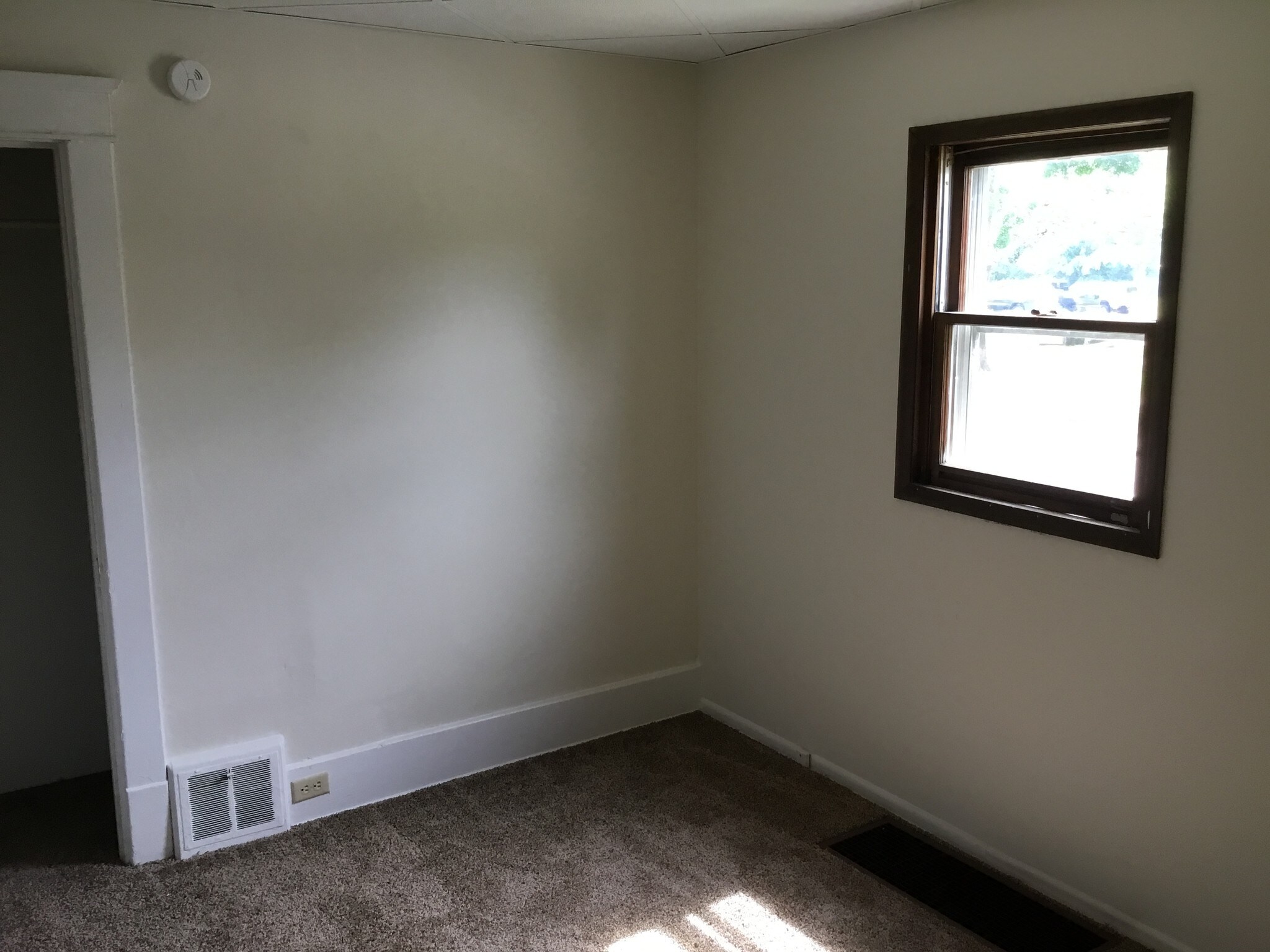 Building Photo - 1204 E 10th St