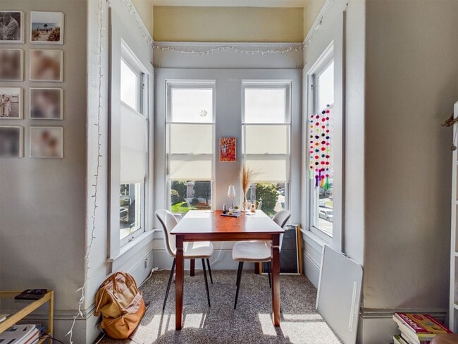 Building Photo - L 597