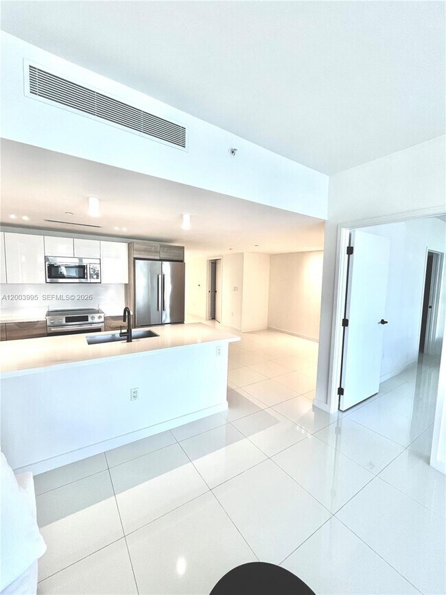 Building Photo - 9940 W Bay Harbor Dr