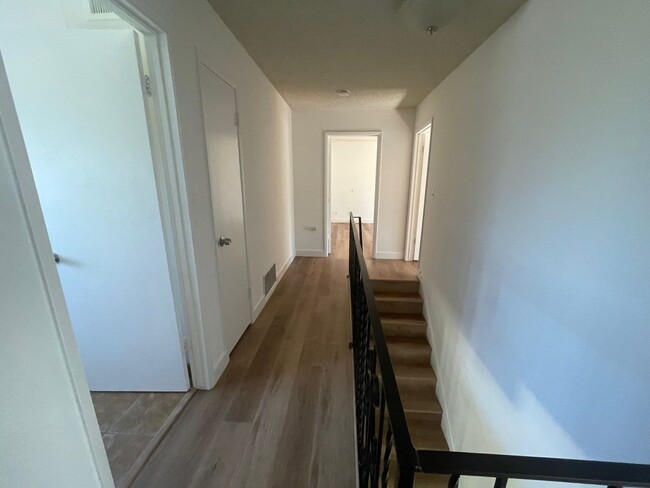 Building Photo - 5 bedroom Pet Friendly remodeled home in P...