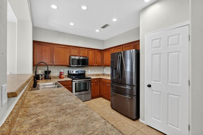 Building Photo - 697 W Oak Tree Ln