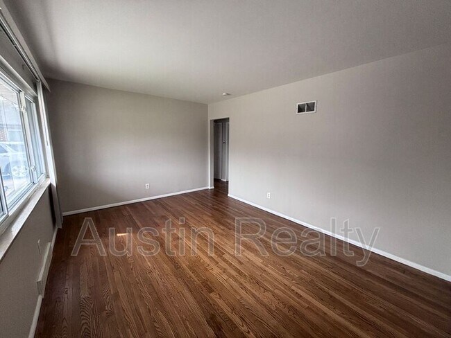 Building Photo - 8634 Burton Ave