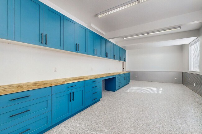 Building Photo - Large Spacious 4 Bedroom Home in Desirable Highland with Private Backyard and Finished Basement