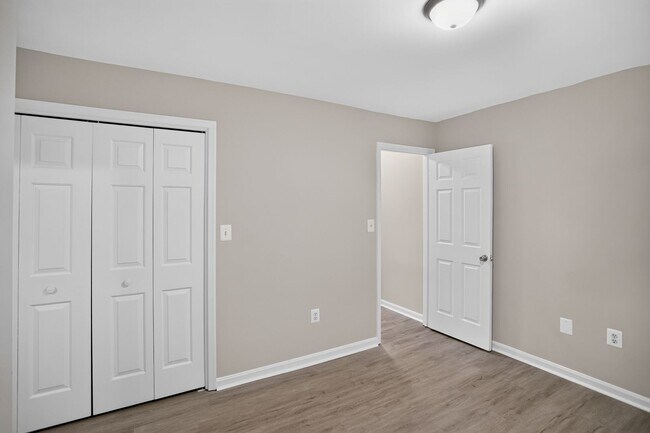 Building Photo - 2 Large Bedroom 2 level Townhouse in Fredericksburg