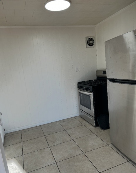 Building Photo - 1143 Sassaquin Ave