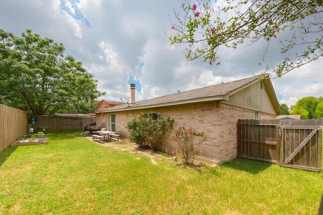 Building Photo - 2311 Aprilmont Dr