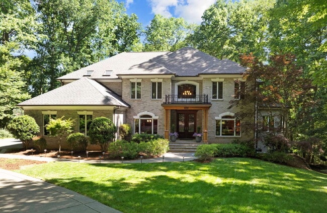 Primary Photo - Luxurious 5-Bed Sanctuary with Scenic View...