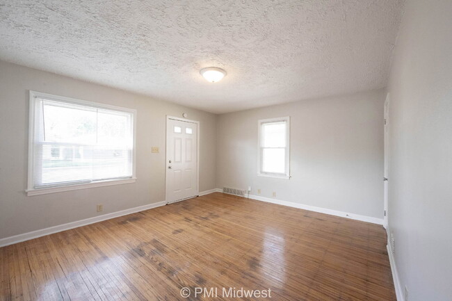 Building Photo - "Charming 2-Bedroom Retreat in Indianapoli...