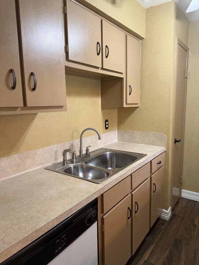 Building Photo - 6402 Del Monte Dr