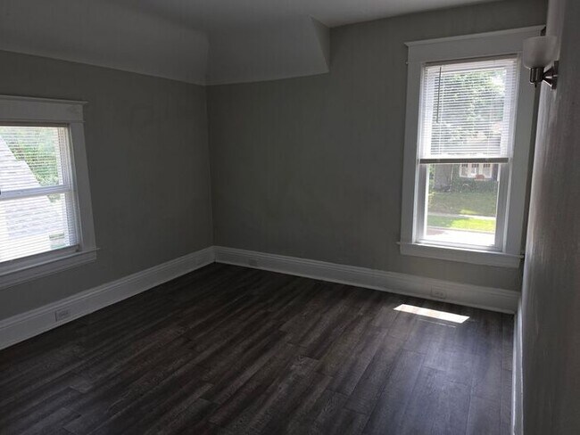 Building Photo - Three Bedroom Single Family home