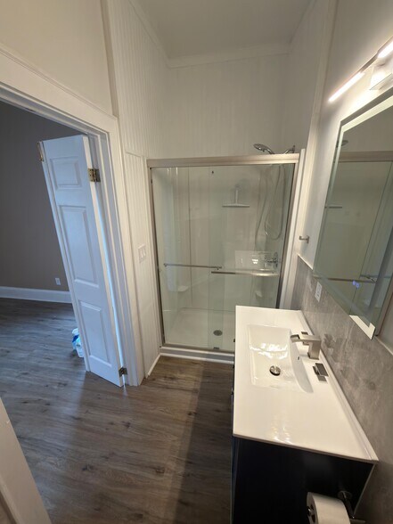 Jr Bdrm Ensuite shower - 302 N Sumner St
