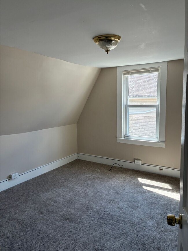 Building Photo - 1 bed 1 bath overlooking Quinebaug River