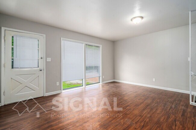 Building Photo - 1652 Roberta Ln