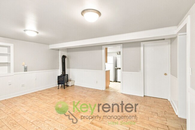 Building Photo - 221-221 E Louisa St