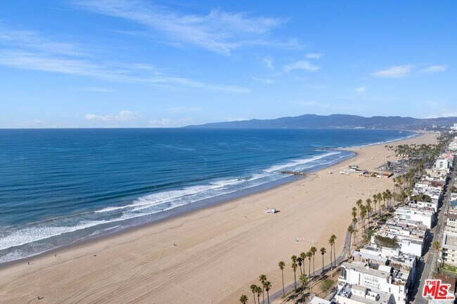Building Photo - 3007 Ocean Front Walk