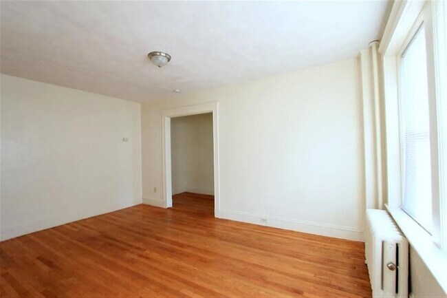 Building Photo - 172 Maple St