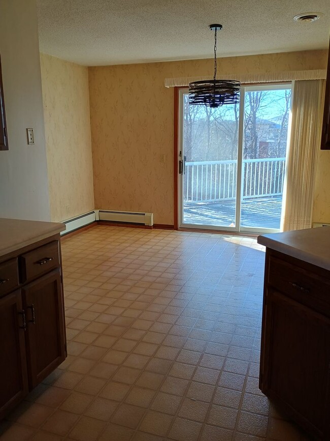 Building Photo - AVAILABLE 4/01/26 Large 2 Bedroom 1 Bath Main Floor Home