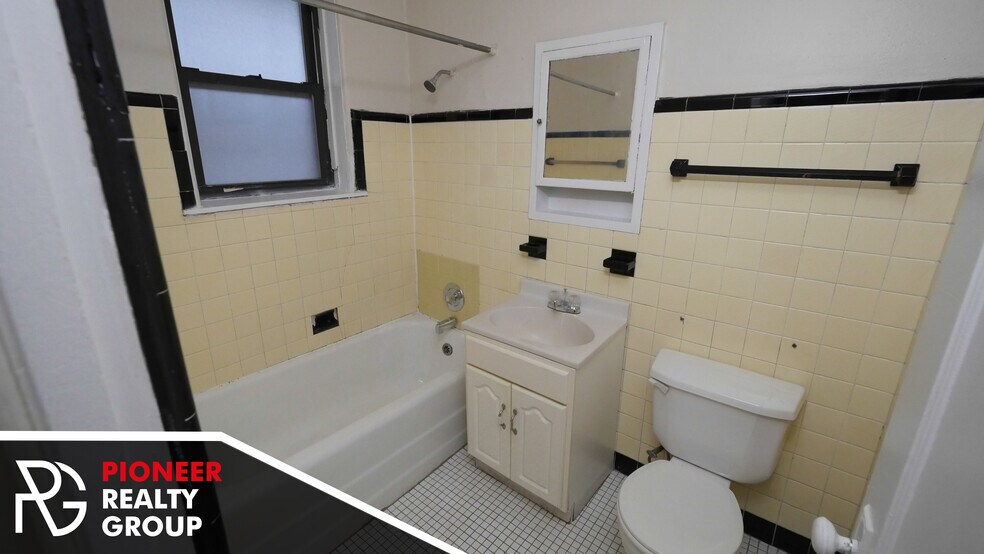 Building Photo - 4409 N Wolcott Ave