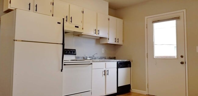 Building Photo - MOVE IN READY NOW! Desirable down town location. 1 bed, 1 bath. Includes water, sewer and garbage.