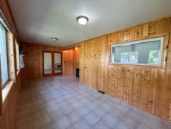 Building Photo - Charming 2-Bed, 1-Bath Hamilton Home with Attached Double Garage