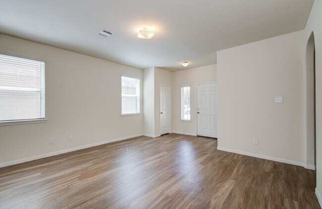 Building Photo - Open Layout & Large Backyard in Houston’s Evergreen Villas – 3 Beds, 2½ Baths