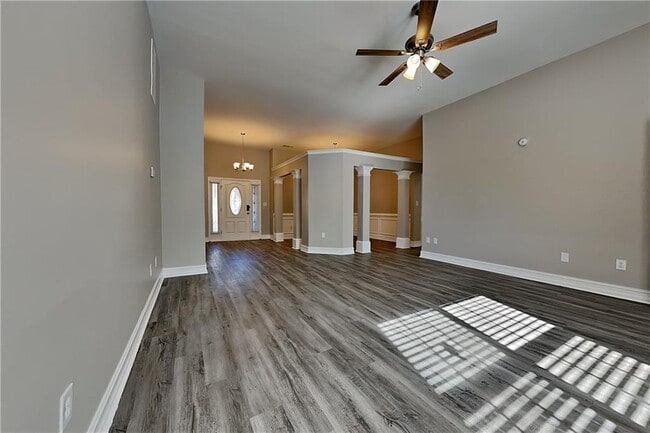 Building Photo - 805 River Valley Dr