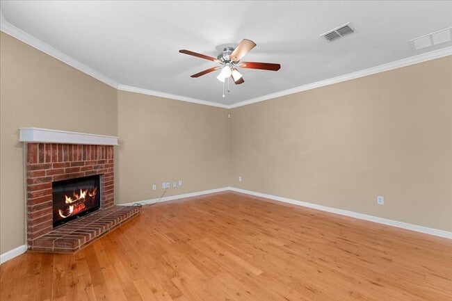 Building Photo - Move in ready! 3-bed 2.5-bath 2354 sqft 2-...