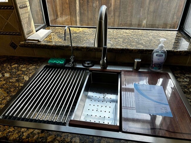 Building Photo - 5593 Drakes Dr