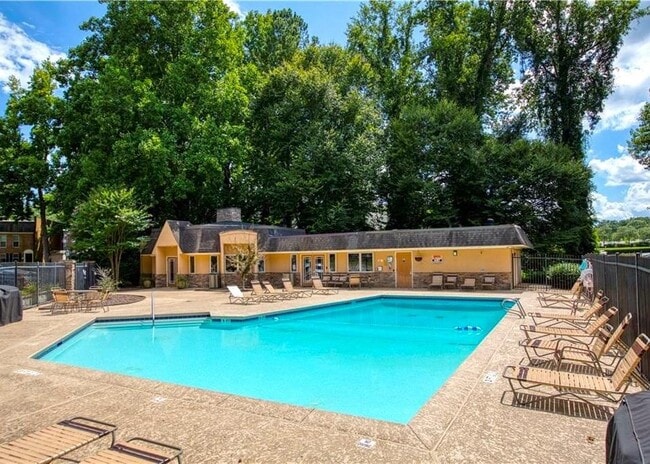 Building Photo - 125 N River Dr