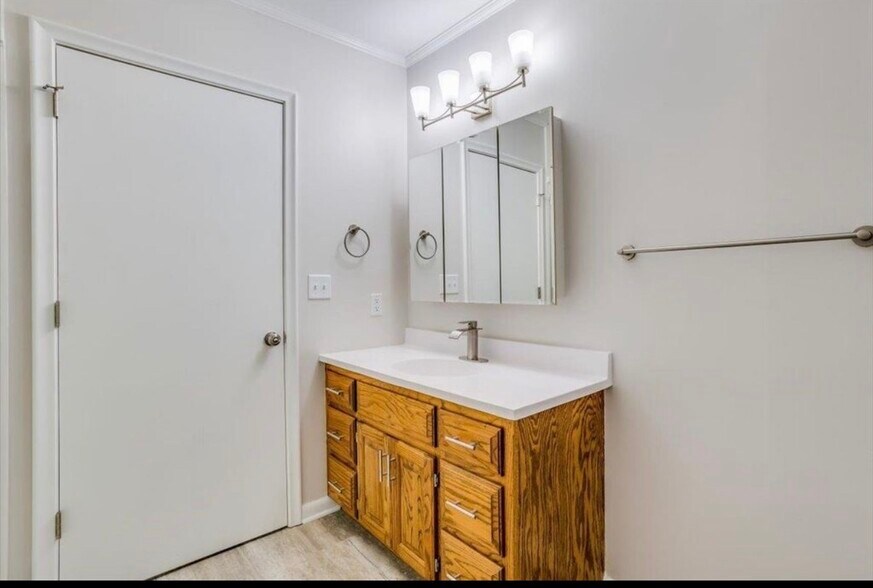 Building Photo - 1422 S Laura Ave