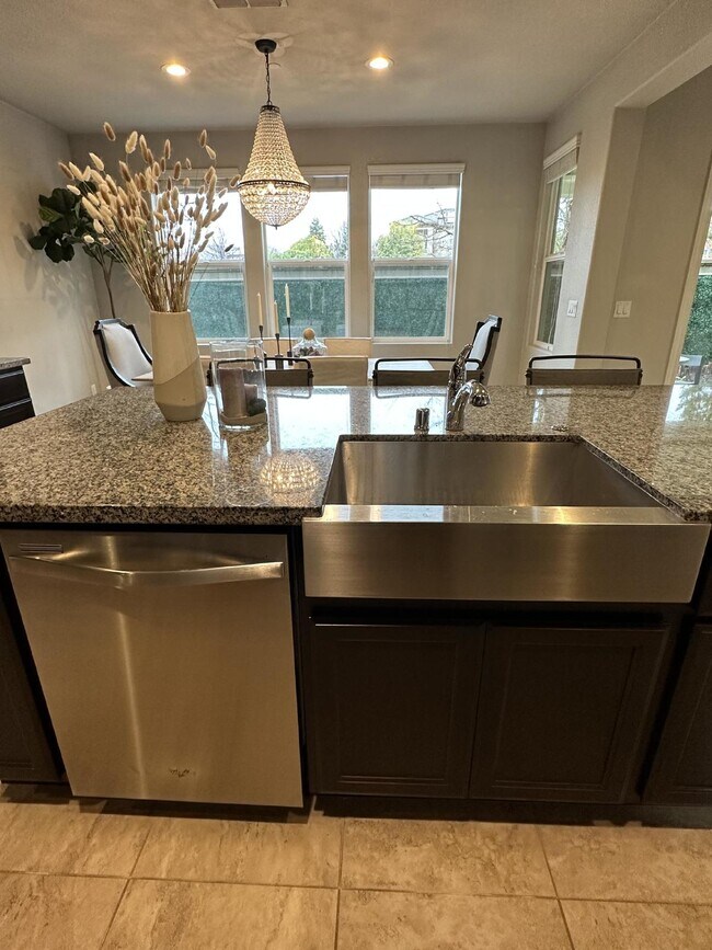 Building Photo - Gorgeous like new 4 bedroom 3 bath home located in Promontory