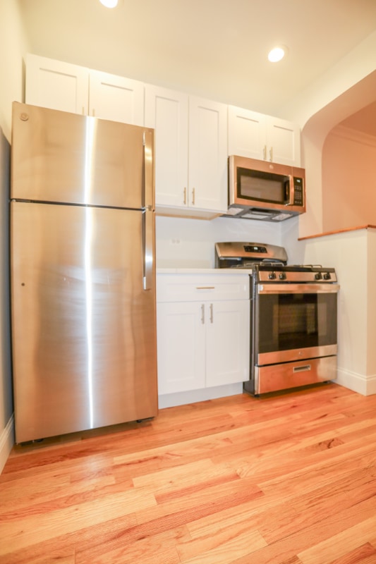 Building Photo - 2217 W Montrose Ave