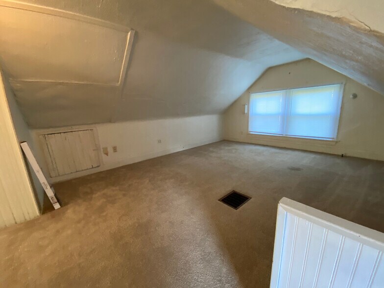 Loft - 3rd floor - 2532 Ravine St