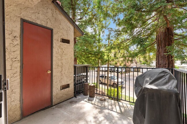 Building Photo - Beautiful Sawmill Commons Condo!