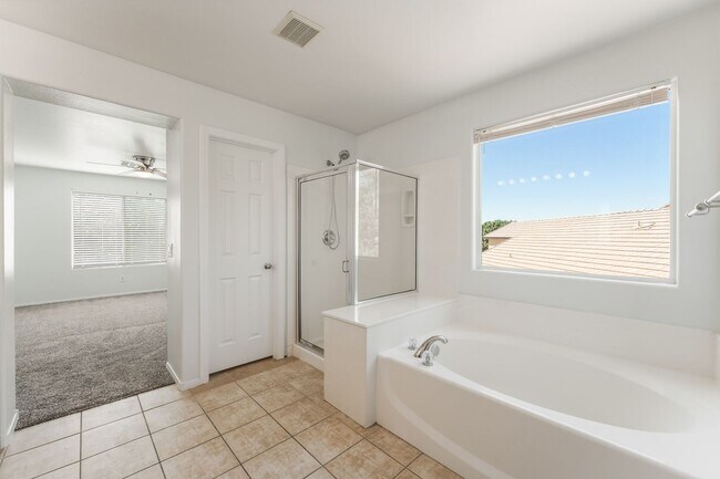 Building Photo - You're going to love this 4 bedroom 2.5 bath! Looks and Feels Brand New!