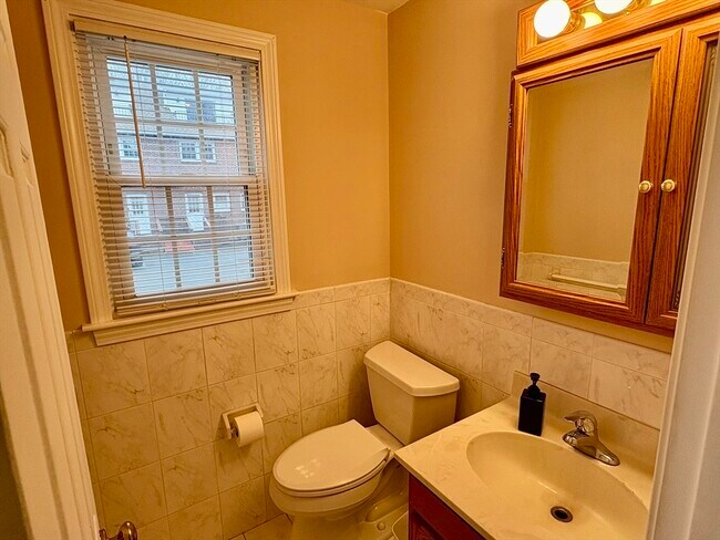 Building Photo - 224 Park St