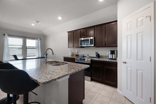 Building Photo - 1321 Lindsey Dr