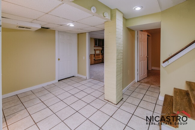 Building Photo - 182 E Lane Ave